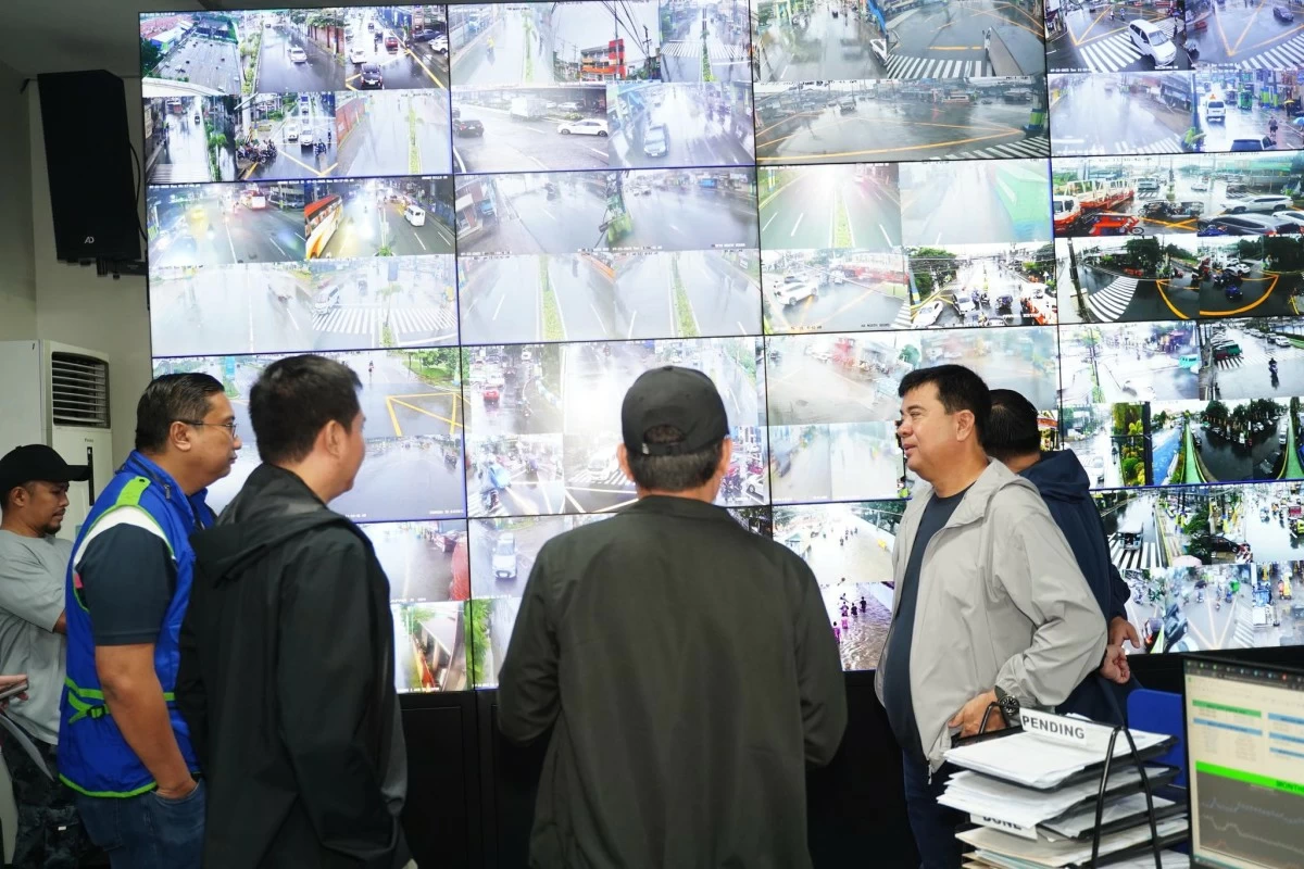 Local government officials monitor the flood situation in Imus City on July 22 (Photo from Mayor Alex Advincula's Facebook page/MANILA BULLETIN)