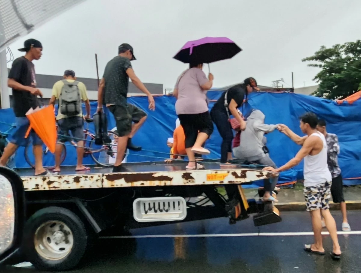 Bacoor, Cavite residents avail of the free ride to get to their destinations. (Photo by Jose Miguel Vicoy)