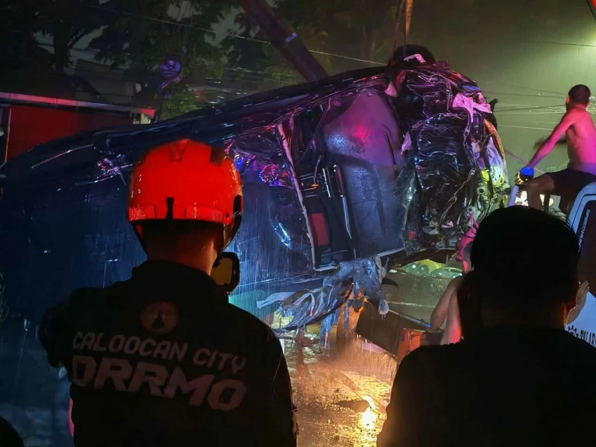 Authorities retrieve the SUV that was carried away by floodwaters into a creek in Barangay 177, Camarin, Caloocan on Monday night, July 21. (Photo from Rowena Vargas Lagumbay/FB)
