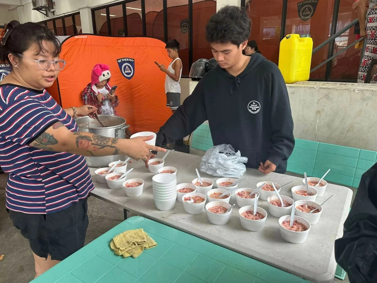 Community Kitchen organizers distribute hot meals at a evacuation center in Quezon City. (Patreng Non facebook page)