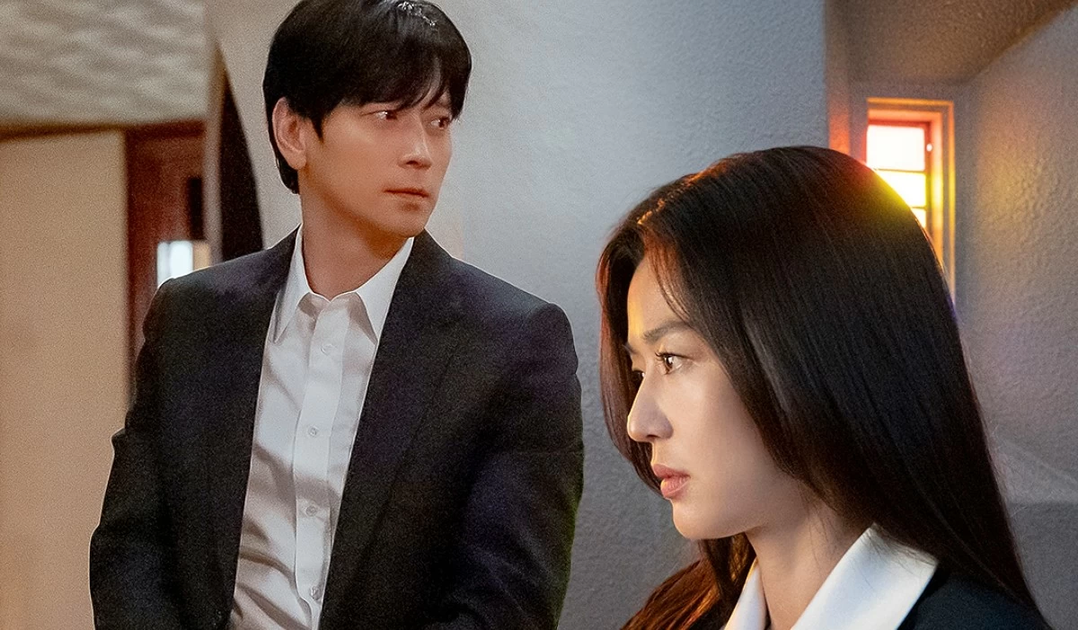 Gang Dong-won and Jun Ji-hyun in "Tempest" (Disney )