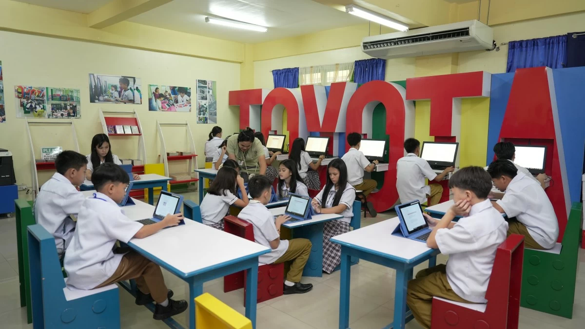 The students of Pulong Sta. Cruz Elementary School using a digital library refurbished by TMP Foundation
