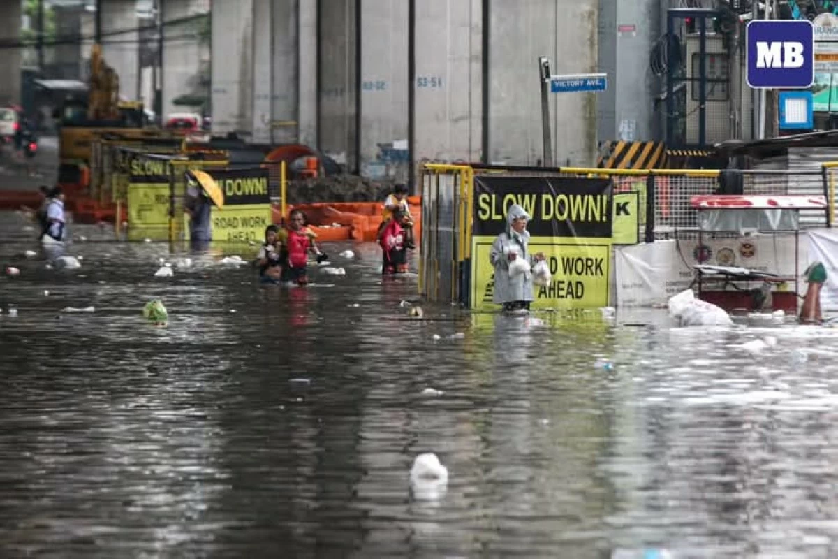 Residents wade through knee-deep to waist-deep floodwaters along Araneta Avenue in Quezon City on Monday, July 21, 2025, after intense rains brought by the southwest monsoon (habagat) submerged portions of the area. (Santi San Juan/MB)
