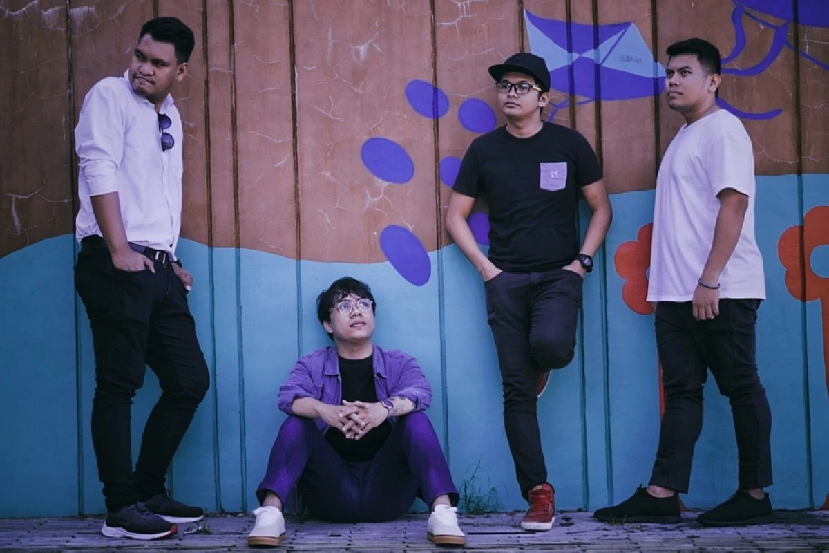 Decibel band with Daniel Cruz (extreme left) (Photo from Decibel's Facebook account) 
