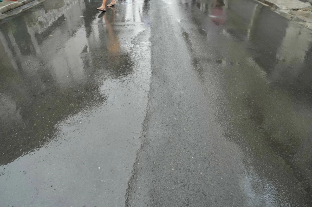 The uneven asphalt overlay along F. Manalo St. in Punta, Sta. Ana which has caused accidents, particularly among senior citizens.