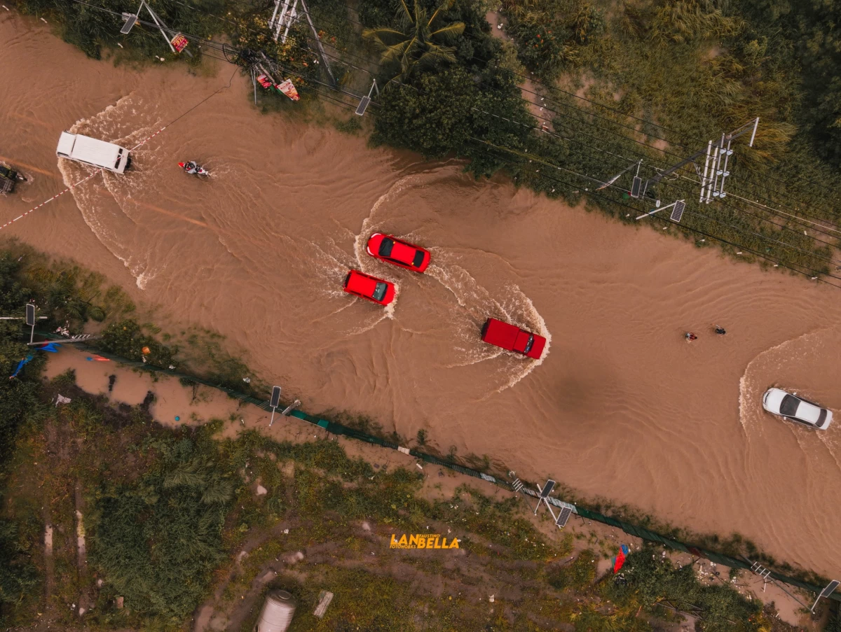 A main thoroughfare in Noveleta remains inundated as of 11:30 a.m. on July 24. (Photo courtesy of Allan Faustino Bella/MANILA BULLETIN)