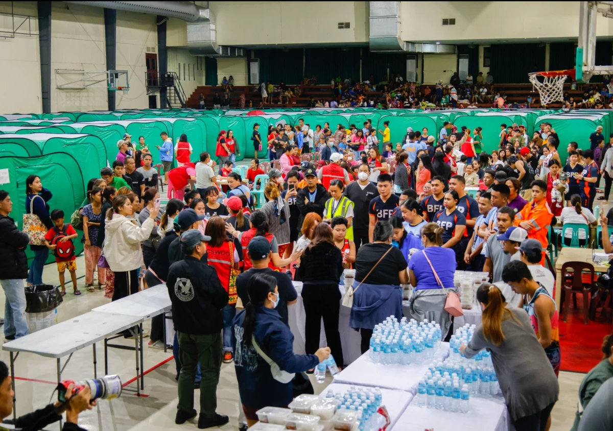 Evacuees at Ugnayang La Salle in De La Salle University-Dasmariñas on July 23 (Photo from Mayor Jenny Austria-Barzaga's Facebook page/MANILA BULLETIN)