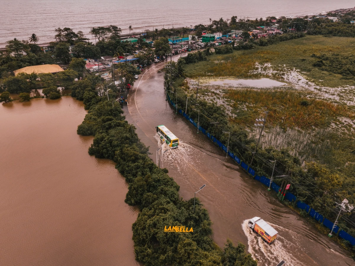 A main thoroughfare in Noveleta remains inundated as of 11:30 a.m. on July 24. (Photo courtesy of Allan Faustino Bella/MANILA BULLETIN)