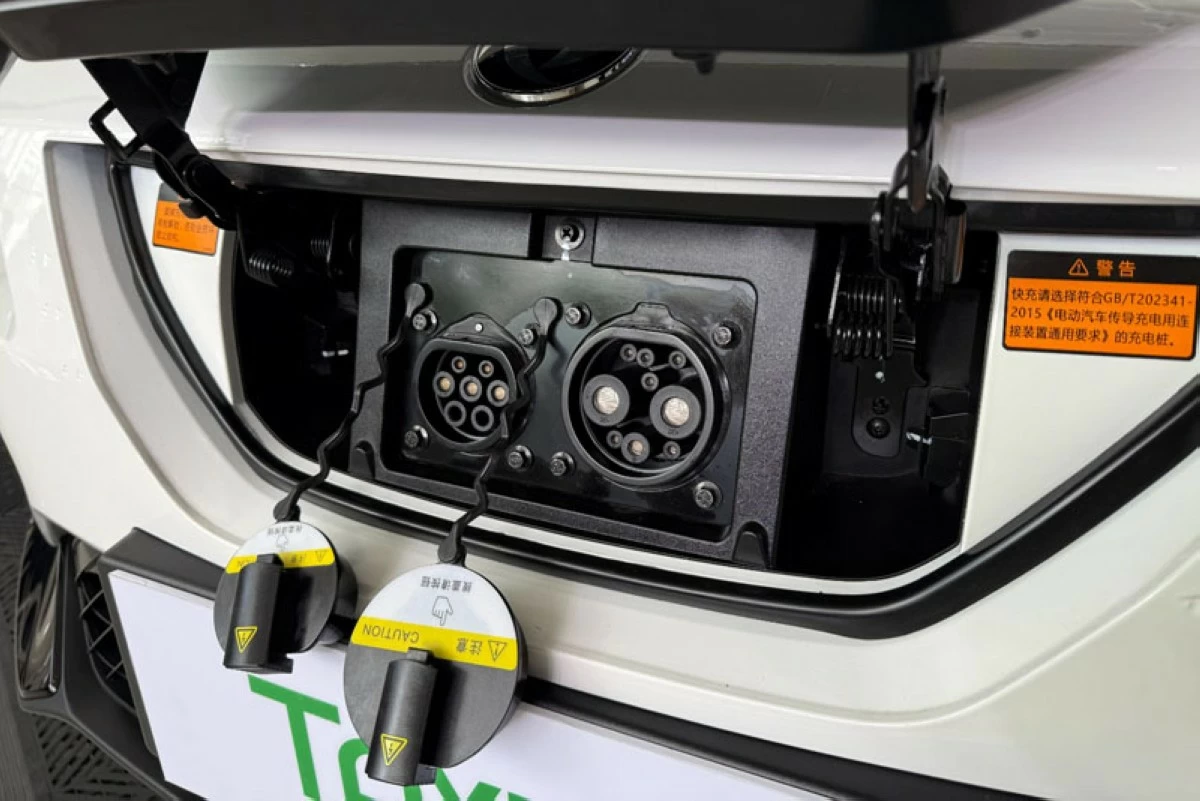 The Dongfeng E70 Pro comes with GBT AC and DC charging ports.