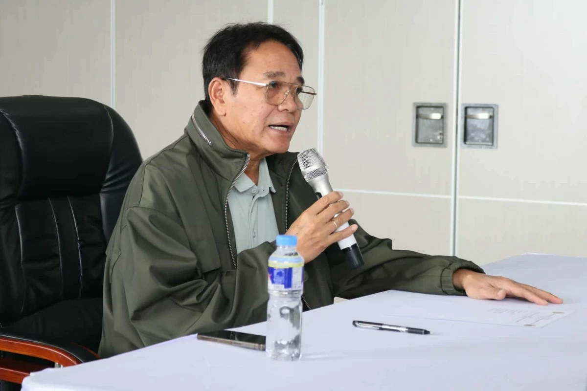 Mayor  Edwin Olivarez presides over the Disaster Risk Reduction and Management Council meeting (Photo from the Office of the Mayor) 