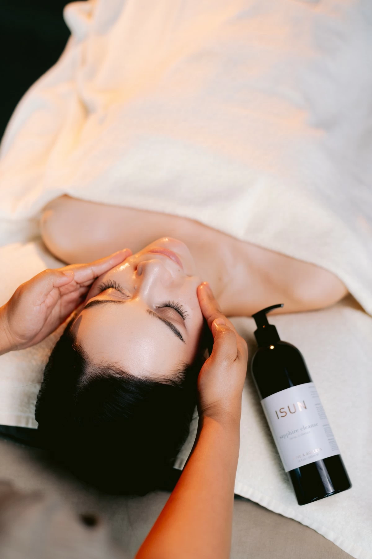 Elevate Facial (90 minutes)
A therapeutic and restorative facial designed to target devitalized skin, through ancient gua sha techniques that stimulate energy circulation, contour facial angles, and aid in detoxification.
