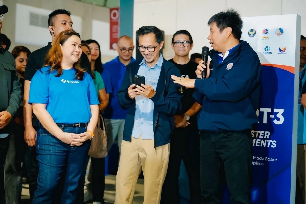 (From left) Martha Sazon, president and CEO of GCash holding company Mynt, Transportation Secretary Vince Dizon, and Information and Communications Technology Secretary Henry Aguda lead the launch of the new digital payment solutions at MRT-3 on July 25. Commuters
can now tap their mobile phones and cards to pay for their fares at MRT-3, eliminating the need to queue at ticket booths.