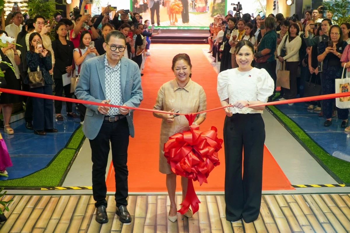 Go Negosyo founder Joey Concepcion, First Lady Liza Araneta Marcos, and DTI Secretary Cristina Aldeguer-Roque
