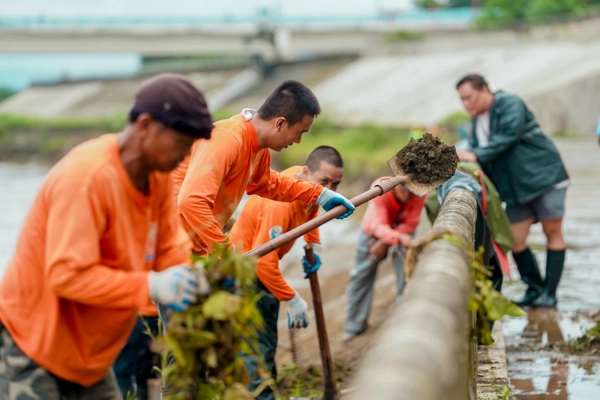 City personnel conduct cleanup operations along the jogging lane from Barangay Sto. Niño to Barangay Malanday and Barangay Tumana on July 26, following the flooding brought by recent typhoons and the southwest monsoon (habagat).City personnel conduct cleanup operations along the jogging lane from Barangay Sto. Niño to Barangay Malanday and Barangay Tumana on July 26, following the flooding brought by recent typhoons and the southwest monsoon (habagat). (Photos from Marikina PIO)
