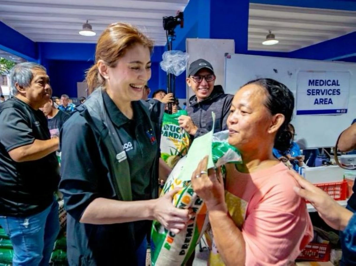 Tingog Part-list Rep. Yedda Romualdez gives a sack of rice to a beneficiary. (Tingog Party-list)