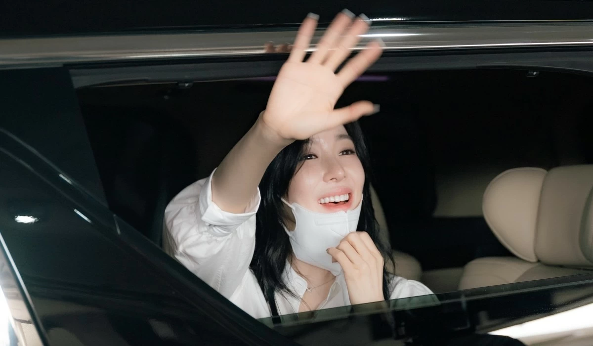 Tiffany Young waves to fans upon arriving in Manila on July 26 