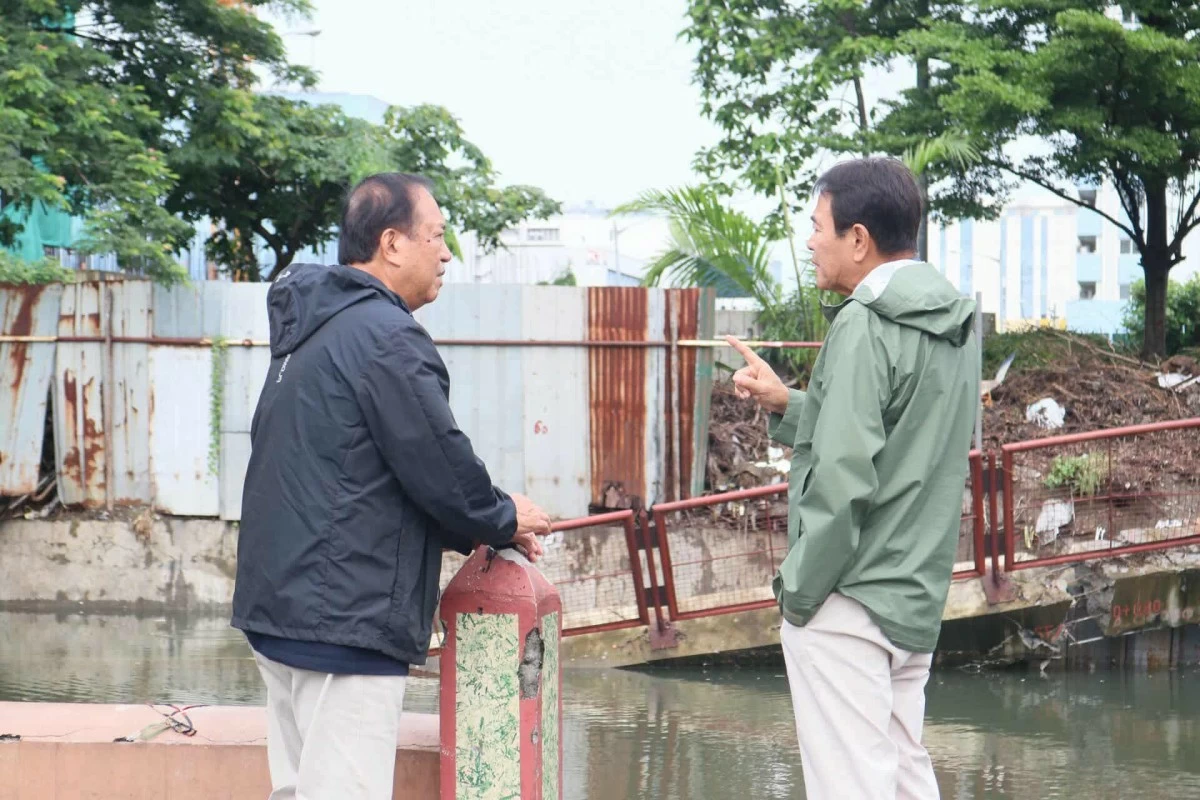 Mayor Edwin Olivarez with CENRO head, Bernie Amurao (Photo from Paranaque PIO)