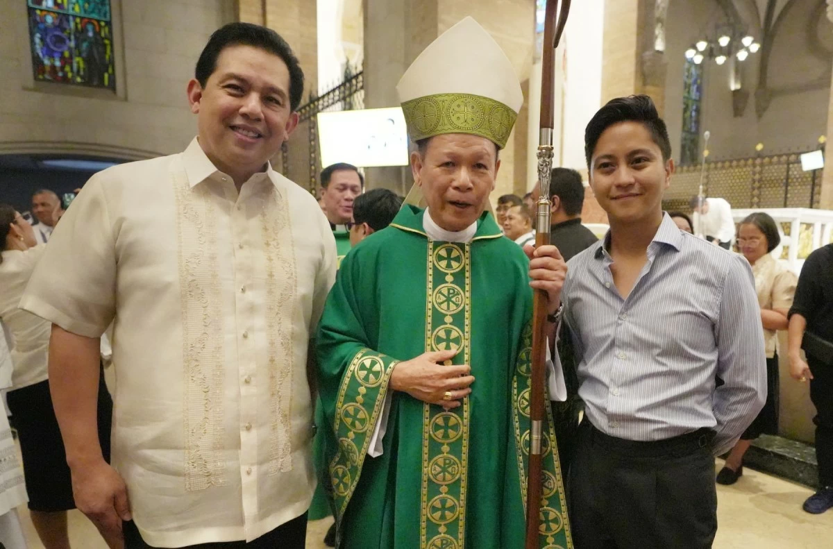 Leyte 1st district Rep. Martin Romualdez (left), Ilocos Norte 1st district Rep. Sandro Marcos (right) join Archbishop Cardinal Jose Advincula (center) of the Roman Catholic Archdiocese of Manila for a photo after the Thanksgiving Mass (PPAB)