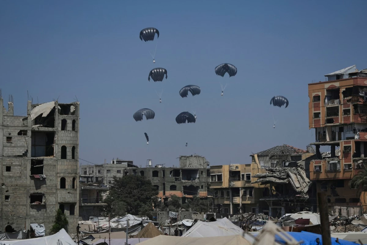 Humanitarian aid is airdropped to Palestinians over northern Gaza Strip, Sunday, July 27, 2025. (AP Photo/Abdel Kareem Hana)