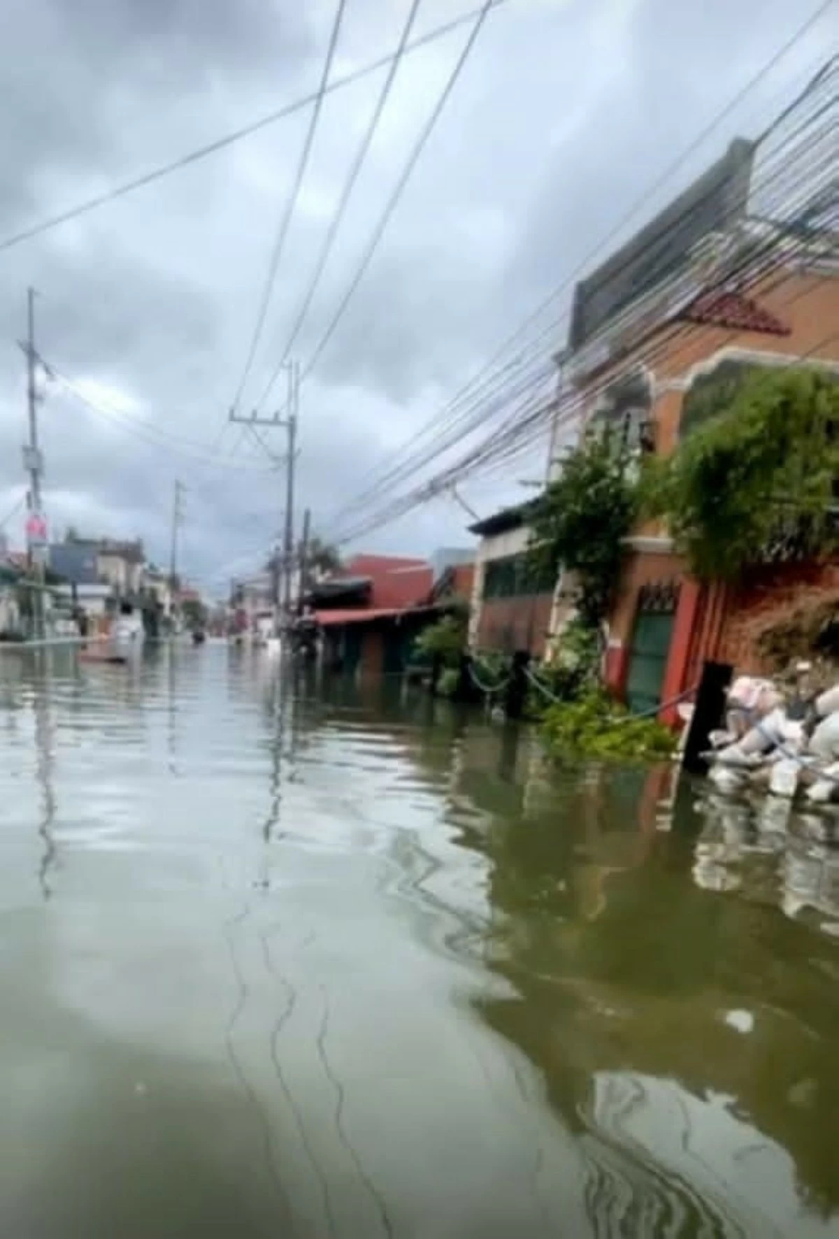 Waist-deep floodwaters engulf residential areas in Barangay Sta. Monica, Hagonoy, Bulacan. (Photos courtesy of Christine dela Cruz)