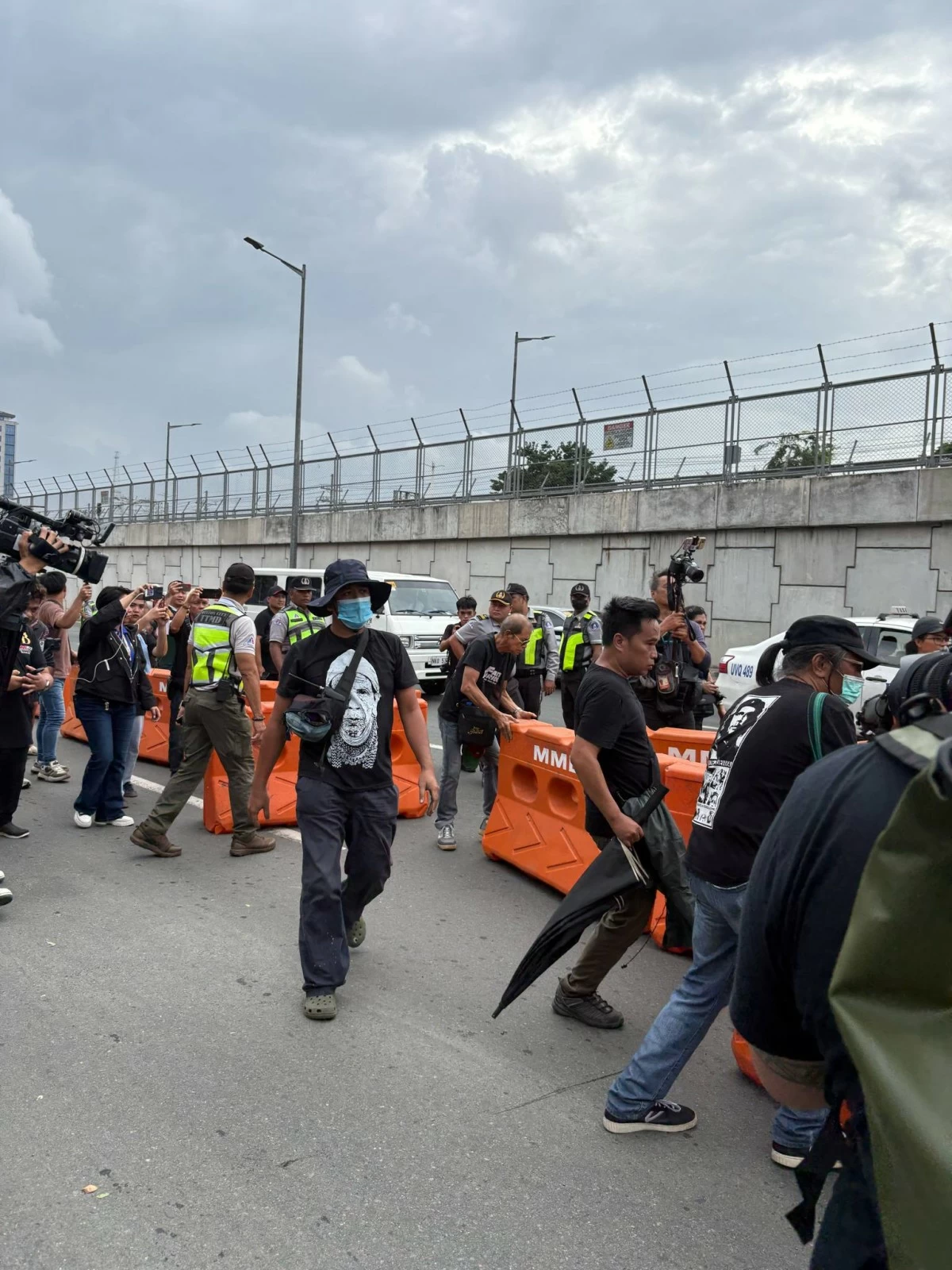Protesters began removing the plastic barriers placed by the Quezon City Department of Traffic and Transport Management (TTMD) to allow wider occupation of the road.