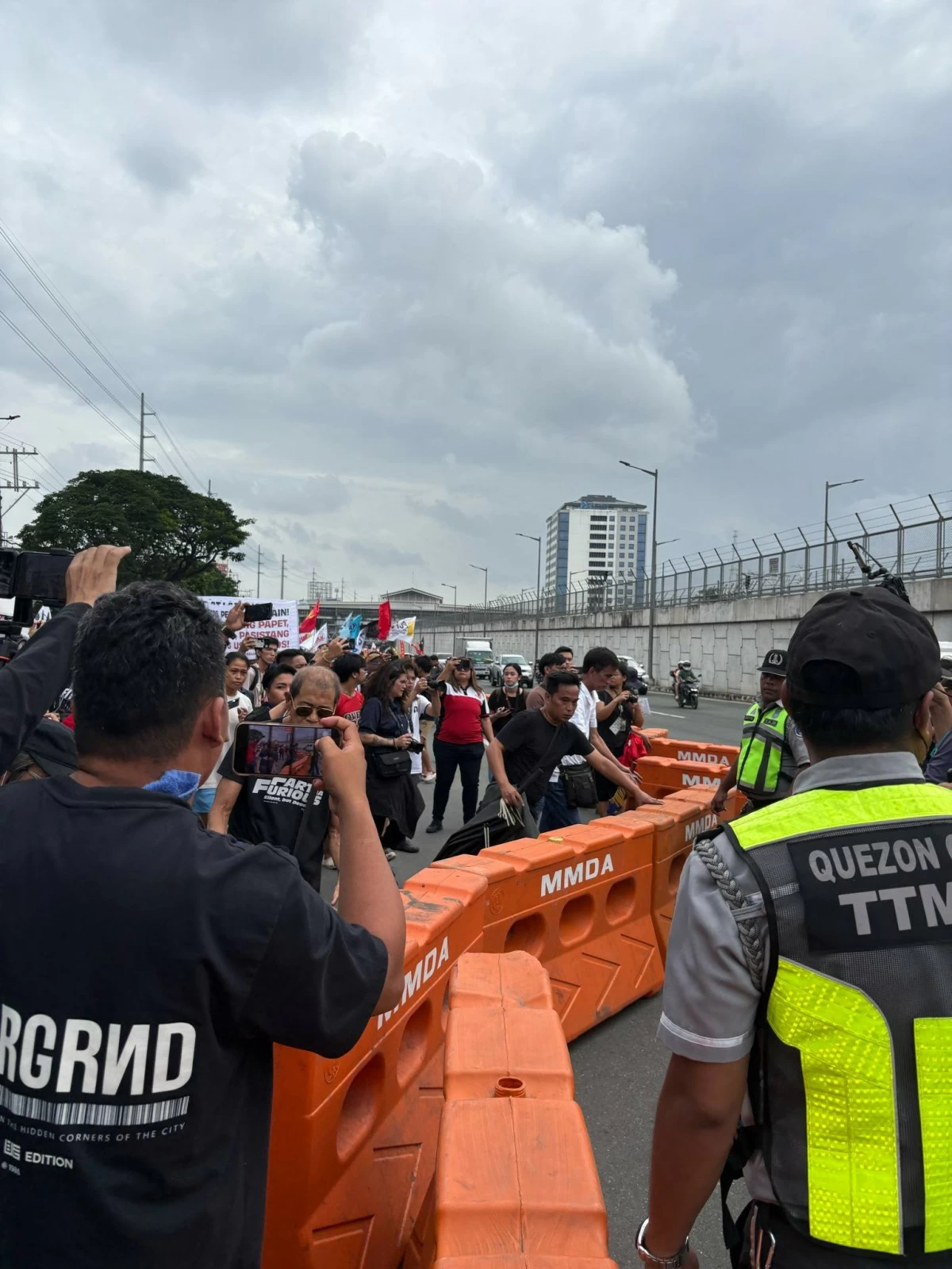 Protesters began removing the plastic barriers placed by the Quezon City Department of Traffic and Transport Management (TTMD) to allow wider occupation of the road.