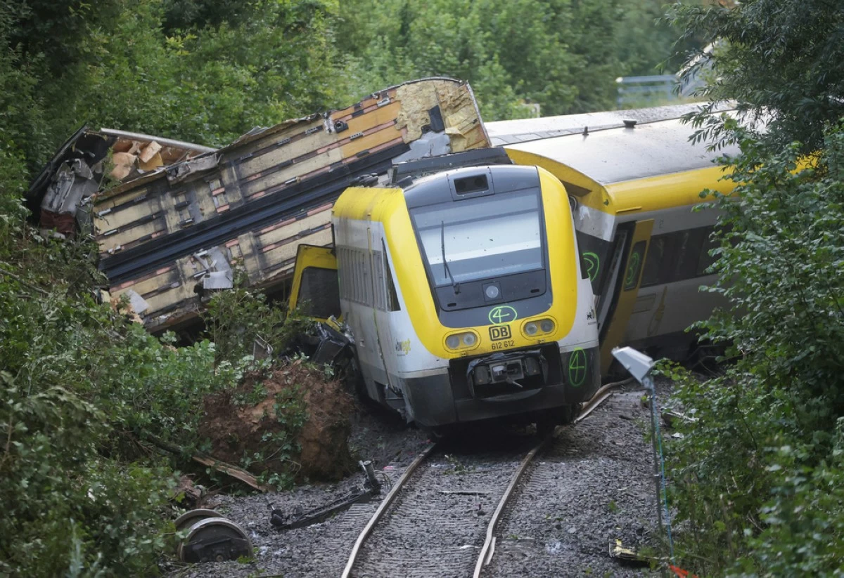 Wagons of a derailed regional passenger train lie on a railroad line near Riedlingen, Germany, Monday, July 28, 2025. (Thomas Warnack/dpa via AP)