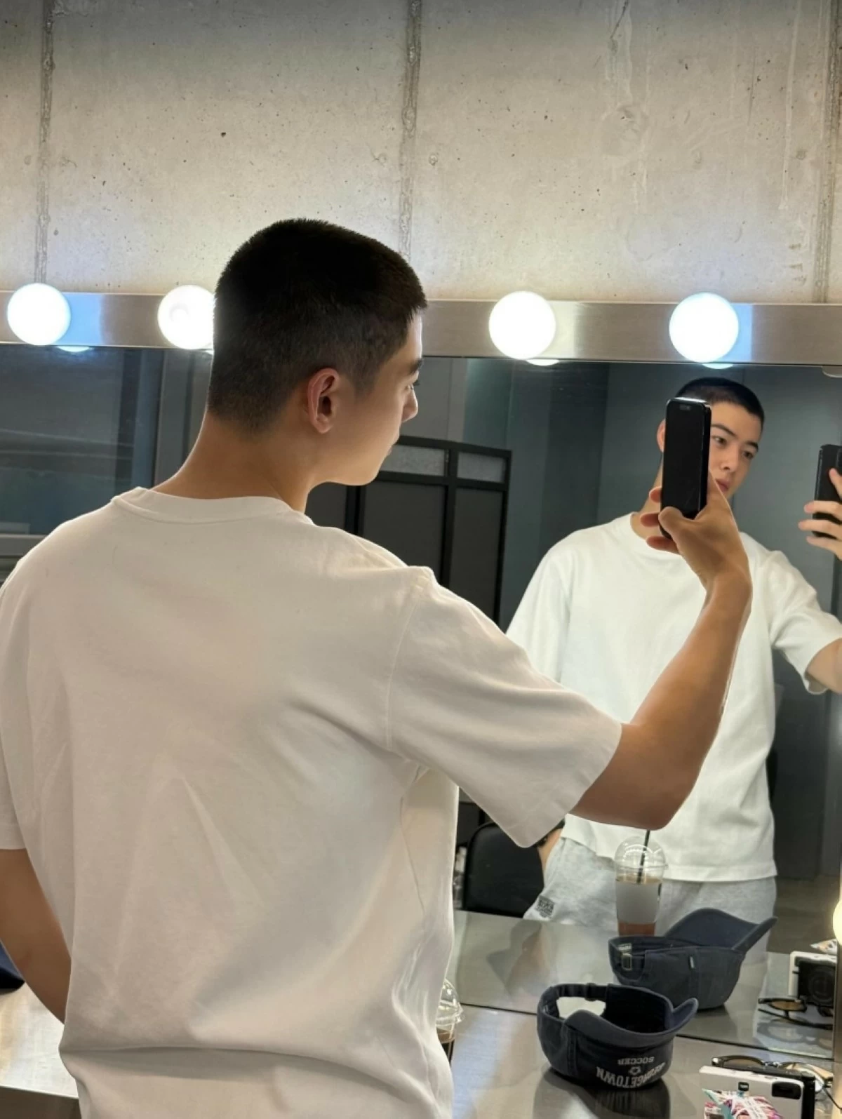 Cha Eun-woo with short hair (Instagram) 