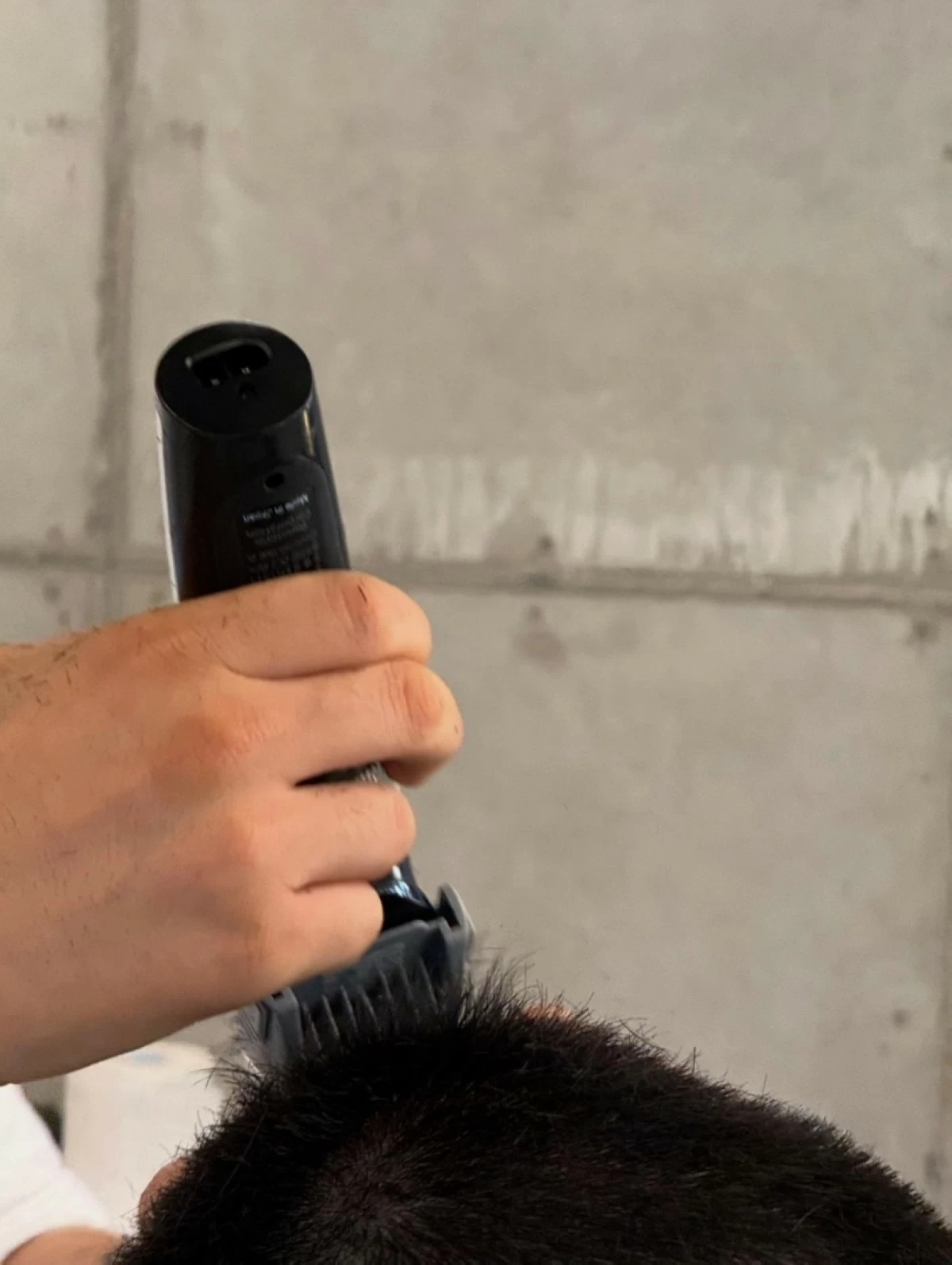 Cha Eun-woo getting a haircut (Instagram) 