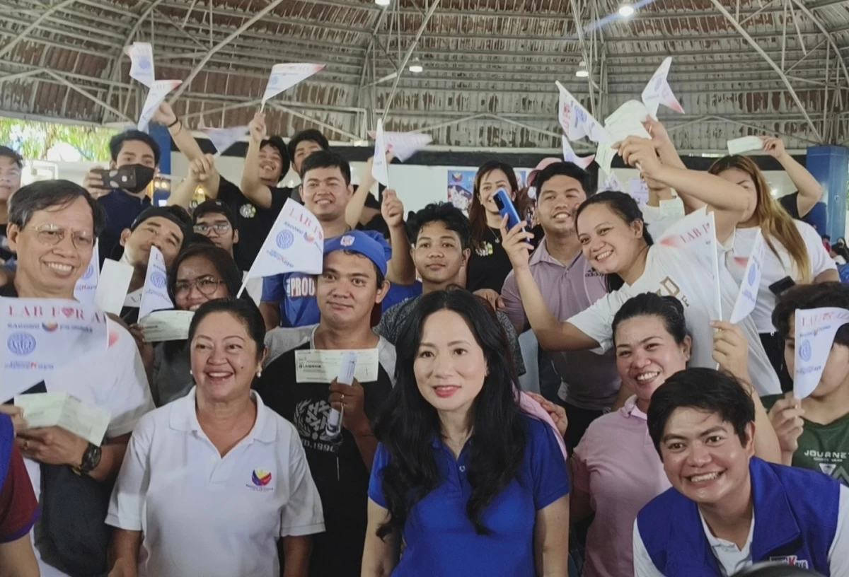 Residents pose for photo op with Mayor Jeannie Sandoval and First Lady Liza Araneta-Marcos during the 