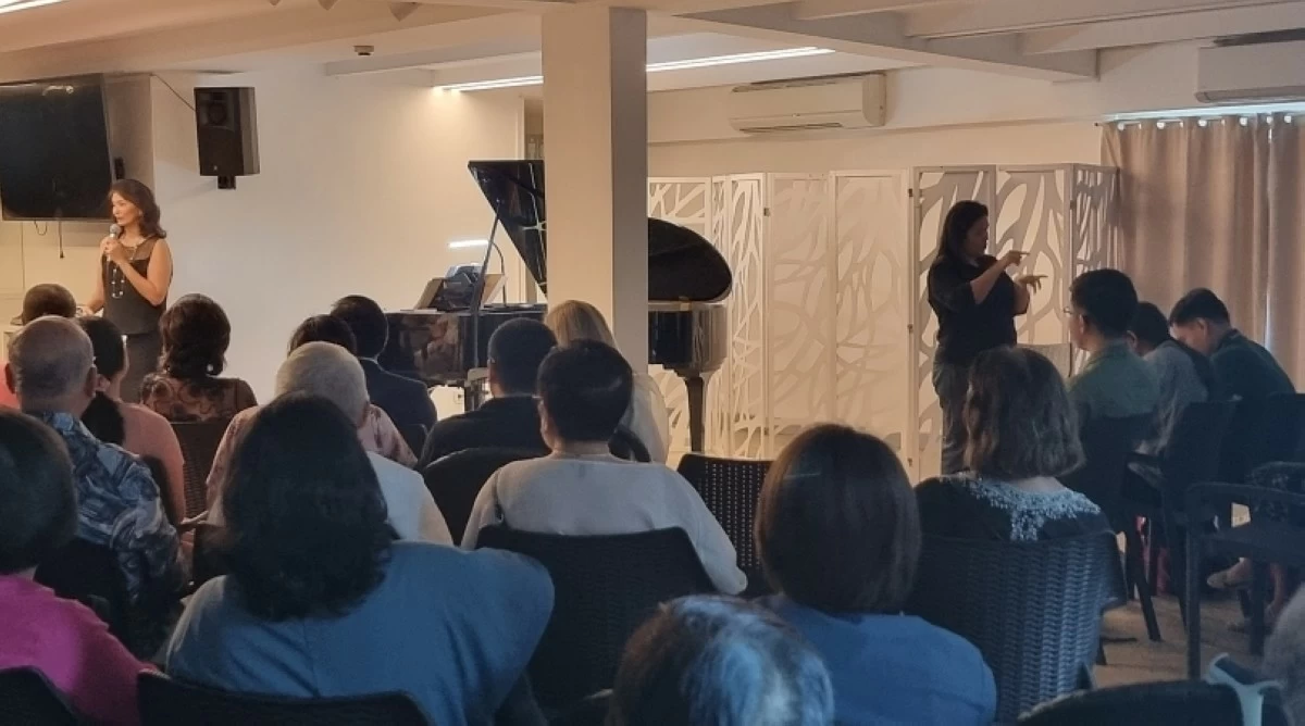 FSL Interpreter Leah Apuli providing real-time signing for Deaf and HoH guests (Photo by FSL4IPH)