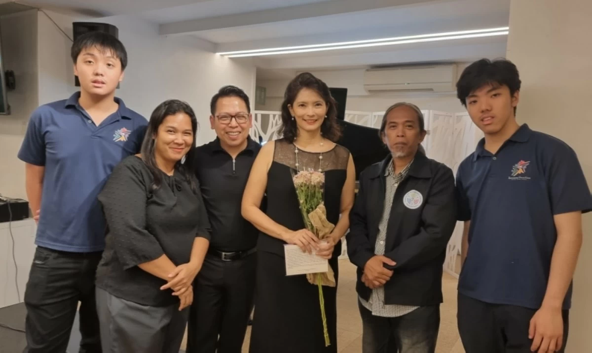 (From left) FSL4IPH founder and president Johann Chan and FSL interpreter Leah Apuli with concert pianists Dr. Abelardo Galang II, Mariel Ilusorio, HOHGP president Vins Balingan and FSL4IPH founder and executive eirector Ethan Chan (Photo by FSL4IPH)