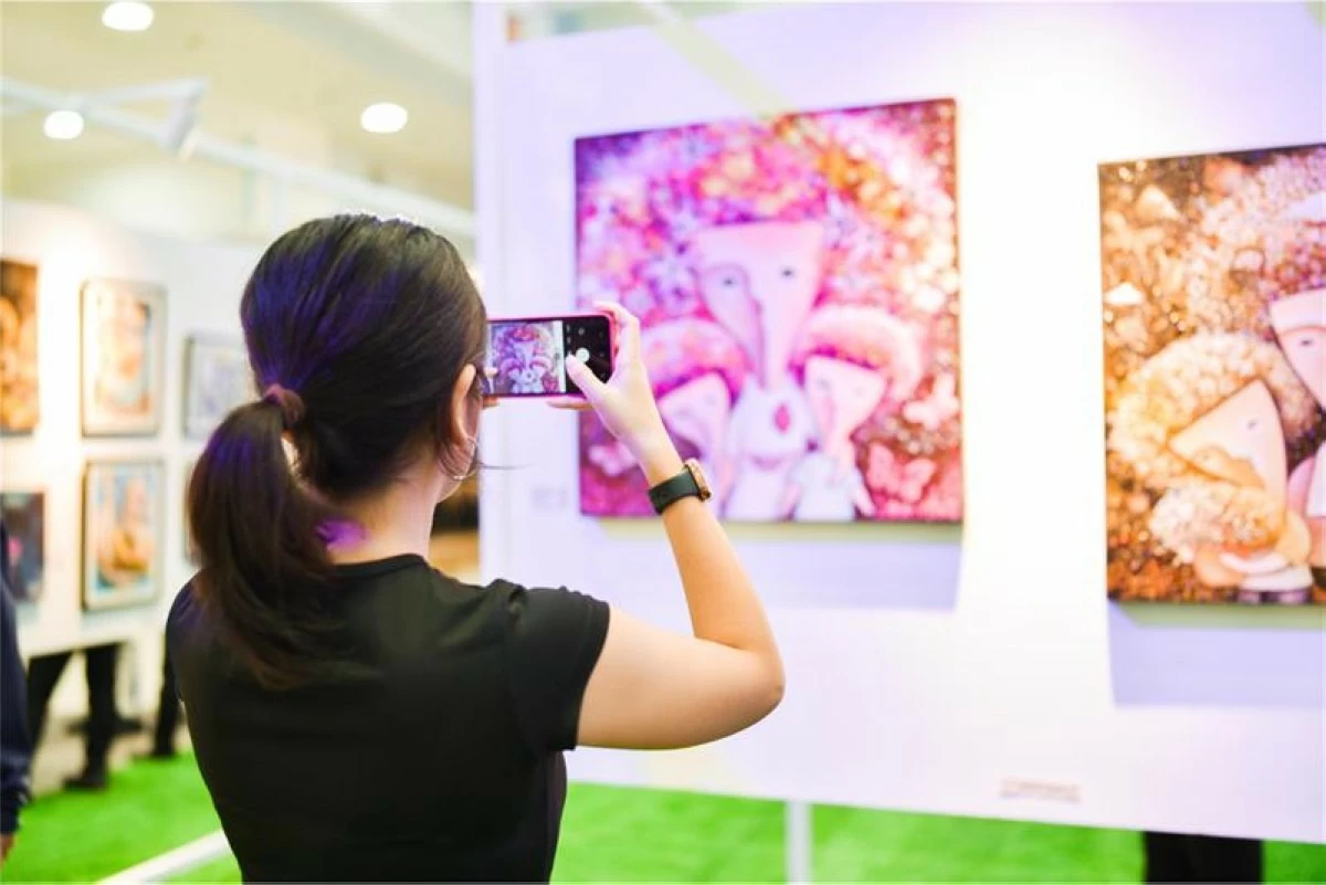 INSPIRED VIEWING. An art lover is drawn into the color, texture of a local piece on display at SM City Baliwag’s Art for Everyone. 