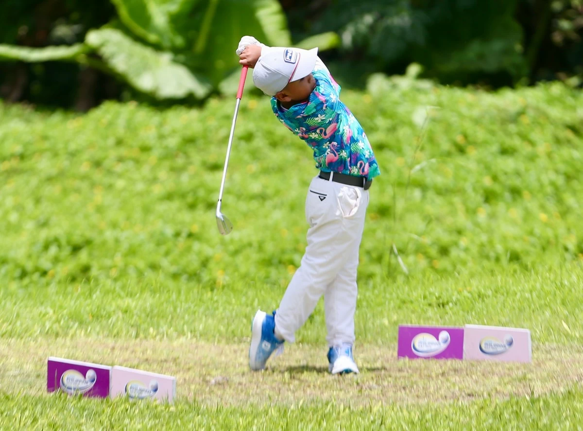 Zoji Edoc of the boys 7–10 division delivers a superb play in the first round of the 2025 ICTSI Riviera Golf Junior PGT Championship at the Riviera Golf Club’s Couples Course in Silang, Cavite on July 29, 2025. (Mark Balmores)
