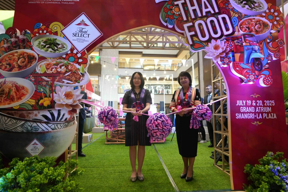 Sutinee Vathana, director of the Thai Trade Center in Manila, and Makawadee Sumitmor, ambassador of the Kingdom of Thailand to the Philippines, at the main entrance arc during the Thai SELECT Festival’s special ribbon-cutting ceremony.