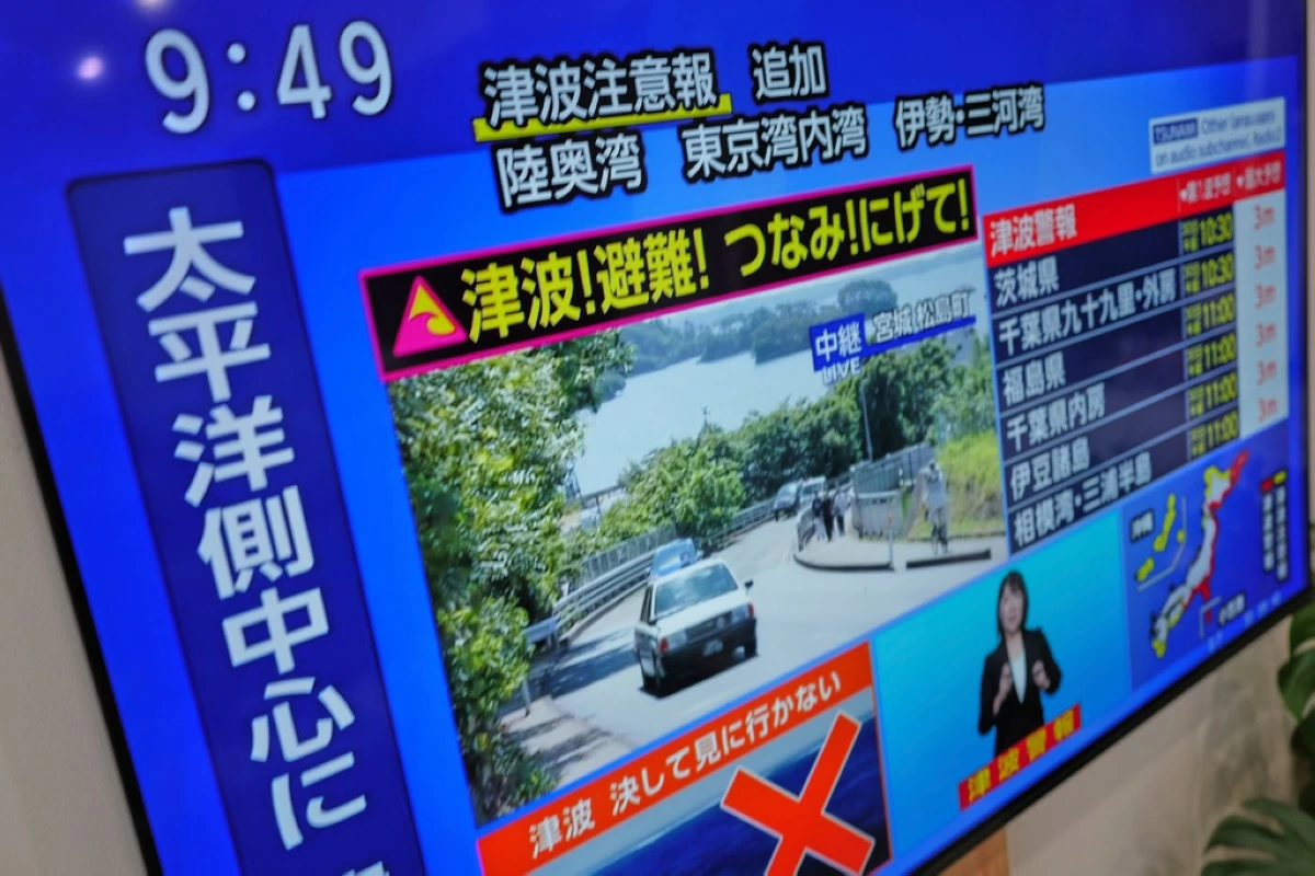 A tsunami warning is displayed on a television in Yokohama, near Tokyo, Wednesday, July 30, 2025, after Japan issued alerts following a strong earthquakes off the Kamchatka Peninsula. (AP Photo/Eugene Hoshiko)