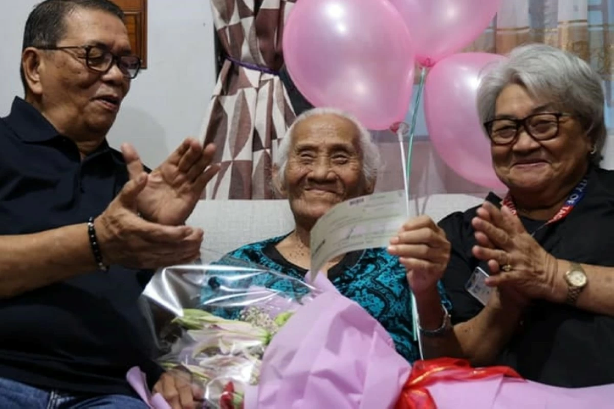 102-year-old Carmen Salvilla received P100,000 from the Taguig City government (Photo from the Taguig City government)  