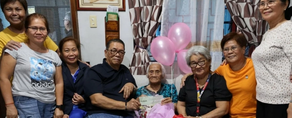 102-year-old Carmen Salvilla received P100,000 from the Taguig City government (Photo from the Taguig City government)  