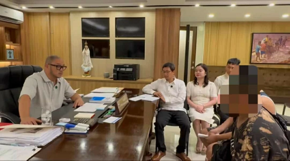 Cainta Mayor Kit Nieto talks to lawyers about the violations committed by three septic service company workers caught dumping human waste into a canal in Rizal. (Screengrab from Mayor Kit Nieto/Facebook)