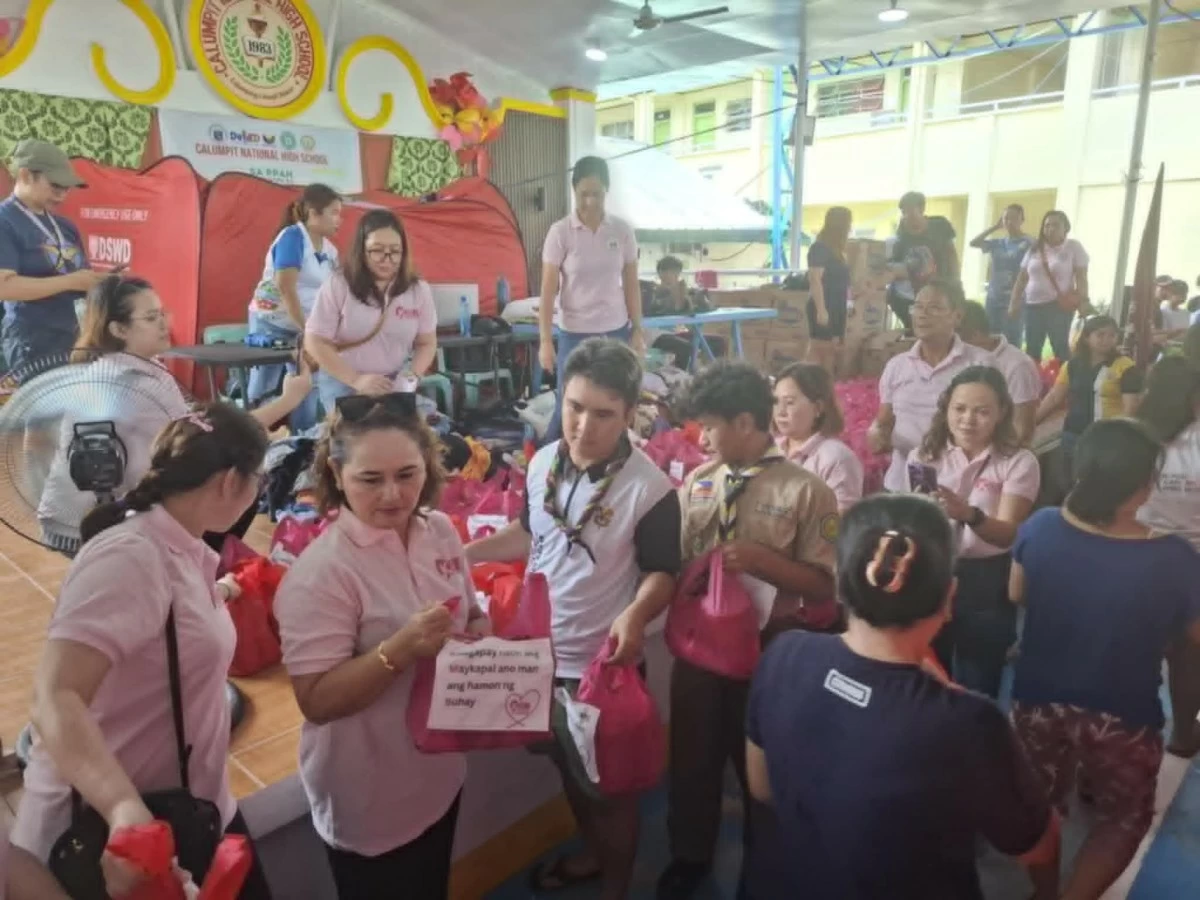 
Kababaihang Manananggol ng Bulacan distribute food packs to over 100 evacuee families sheltered at the National High School in Barangay Calumpang, Calumpit, Bulacan on Tuesday, July 29, 2025. 