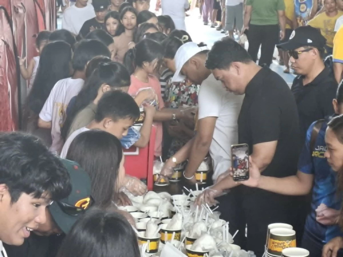 
Bulacan Filipino Chinese Chamber of Commerce and Industry (BFCCCI) and Racal Quick Response Foundation Inc.
provided food to over 900 individuals sheltered at the Calumpit National High School in Barangay Calumpang on Tuesday, July 29, 2025. 
(Photos courtesy of Tony Dela Pena)
