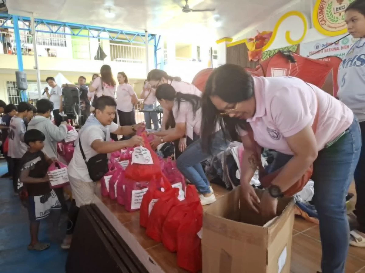 
Kababaihang Manananggol ng Bulacan distribute food packs to over 100 evacuee families sheltered at the National High School in Barangay Calumpang, Calumpit, Bulacan on Tuesday, July 29, 2025. 