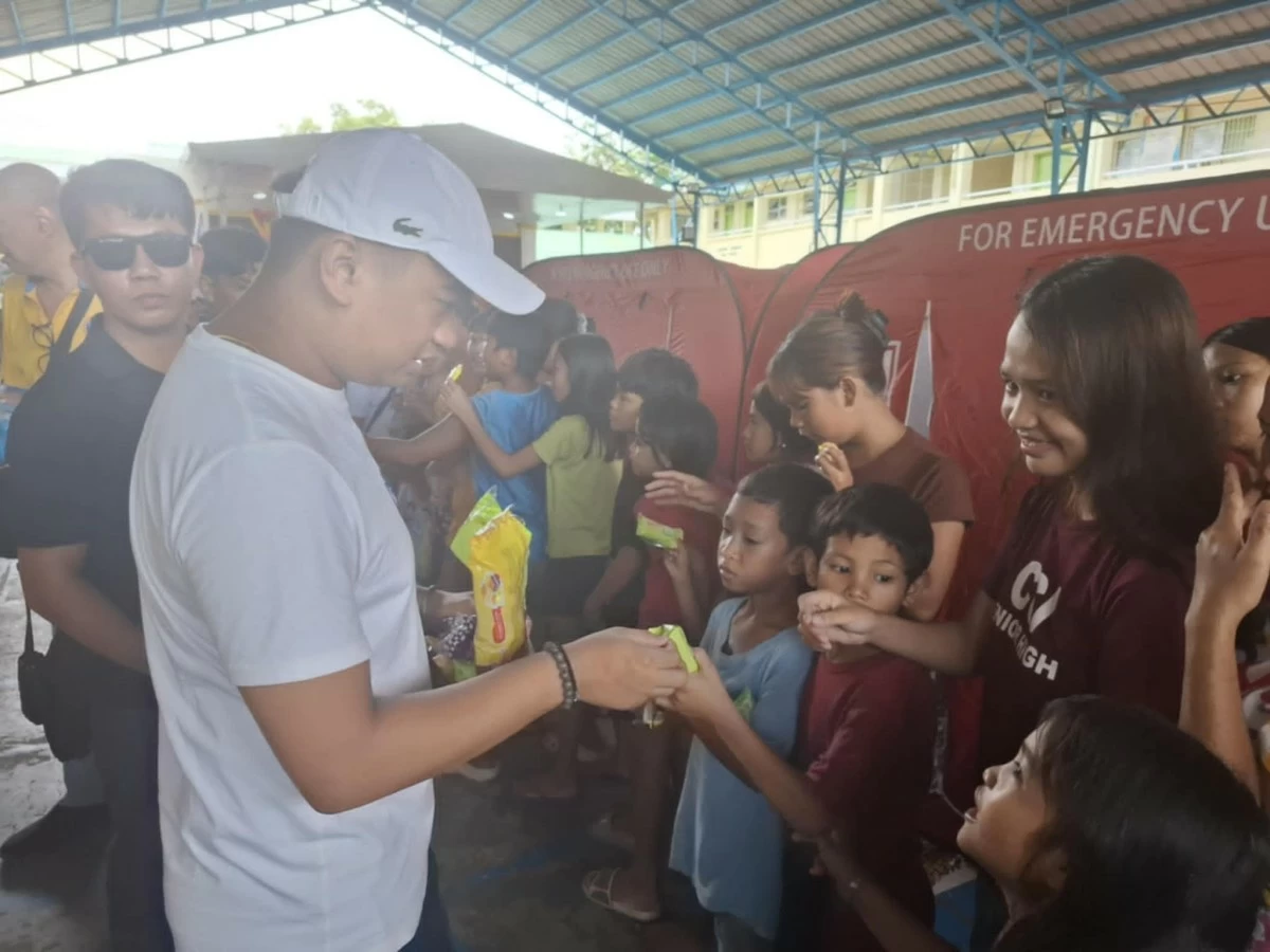 
Children with their guardians evacuated at the National High School in Calumpit, Bulacan all smiles receiving pack of bread from Jad Racal and siblings, assisted by members of the BFCCCI on Tuesday, July 29, 20225. 