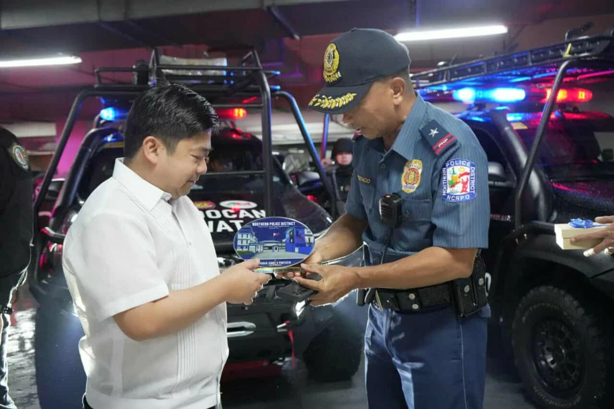 Mayor Along Malapitan turned over the keys of the SWAT trucks to PCol. Goforth on Wednesday, July 30. (Mayor Along Malapitan facebook page)