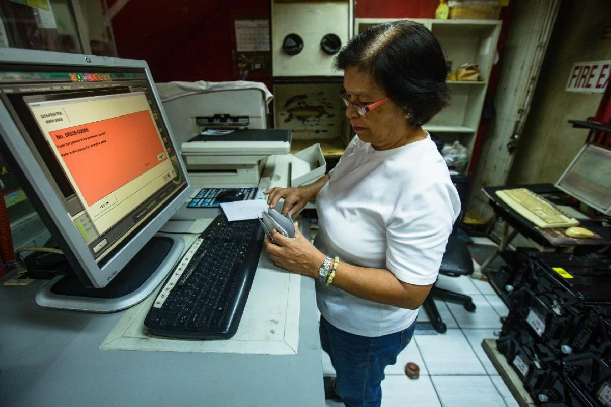 ROSALINDA Claros working at Photohouse Laboratory. (Keith Bacongco)