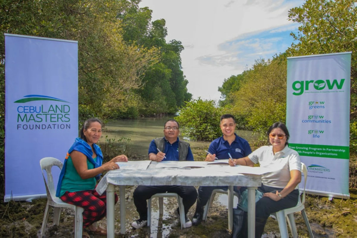 CLI Foundation and San Isidro Farmers and Fishermen’s Association sign the partnership agreement to plant 13,159 mangroves in the Municipality of San Fernando, Cebu.