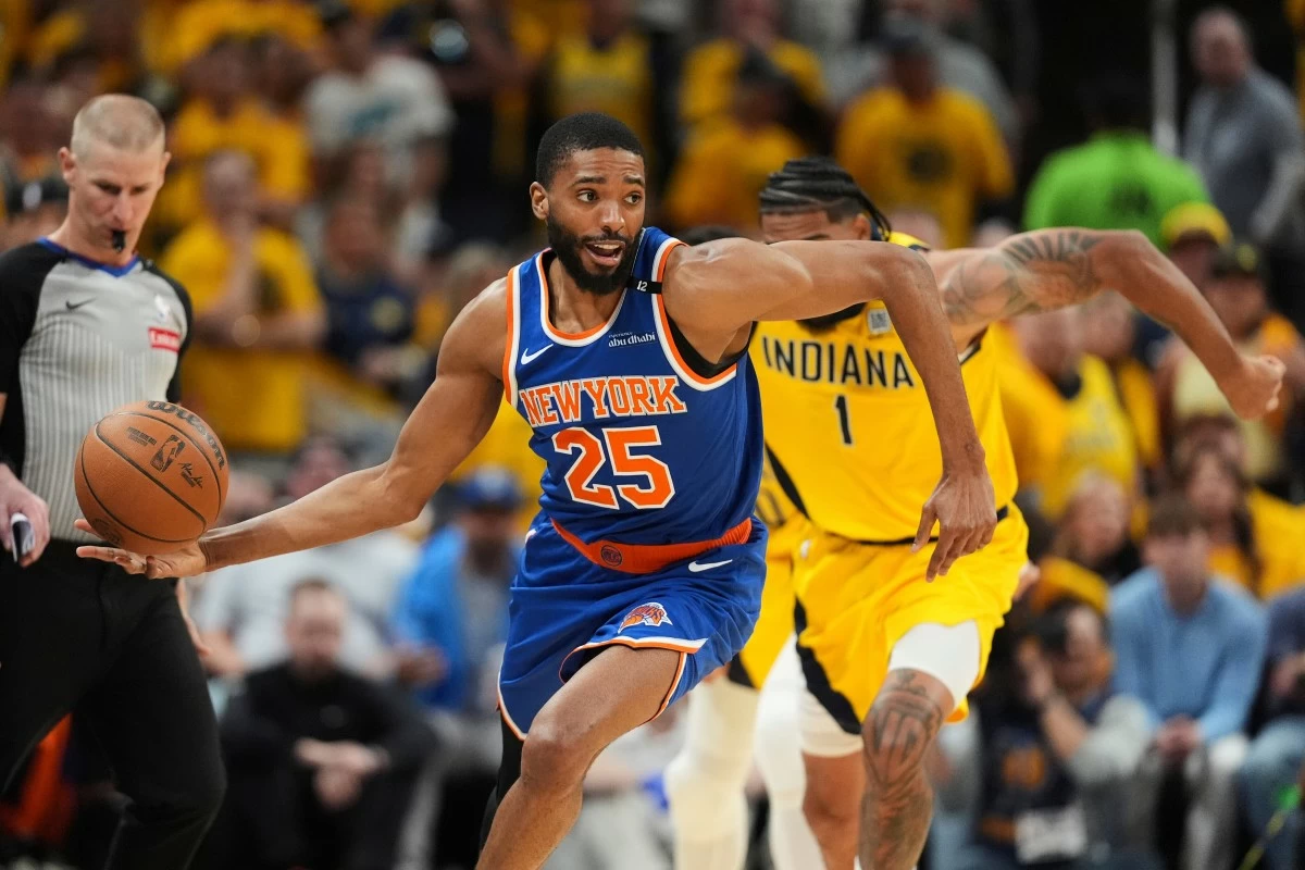 FILE - New York Knicks forward Mikal Bridges (25) controls the ball during the second half of Game 6 of the Eastern Conference finals of the NBA basketball playoffs against the Indiana Pacers in Indianapolis, May 31, 2025. (AP Photo/Michael Conroy, File)