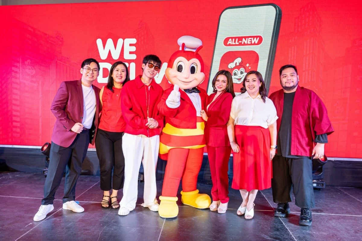 Kyle Tabagan, Jollibee assistant brand manager for digital commerce and loyalty,  Dorothy Dee-Ching, Jollibee VP for marketing, Brent Manalo, Mika Salamanca, Charisse Sumulong, Jollibee marketing director for digital commerce and loyalty, and Gico Go, senior marketing manager for digital commerce and loyalty