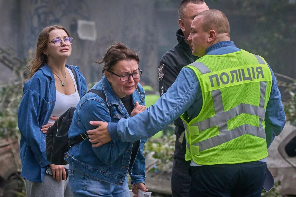 Women react outside a destroyed apartment building after a Russian missile attack in Kyiv, Ukraine, Thursday, July 31, 2025. (AP Photo/Efrem Lukatsky)
