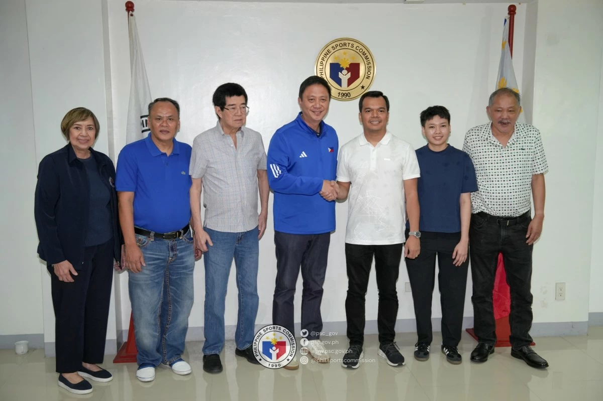 Philippine Sports Commission (PSC) Chairman Patrick "Pato" Gregorio, fourth from right, congratulates recently crowned wold pool champion Carlo Biado. Also in photo are, from left, PSC Commissioner Bong Coo, Francisco "Django" Bustamante, local billiards godfather Aristeo "Putch" Puyat, Chezka Centeno, and Efren "Bata" Reyes. (PSC)